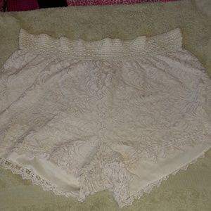 Adorable white lace shorts!